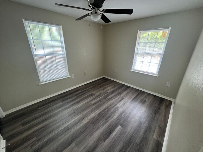 Building Photo - Single Family Home *LEASING SPECIAL AVAILABLE*