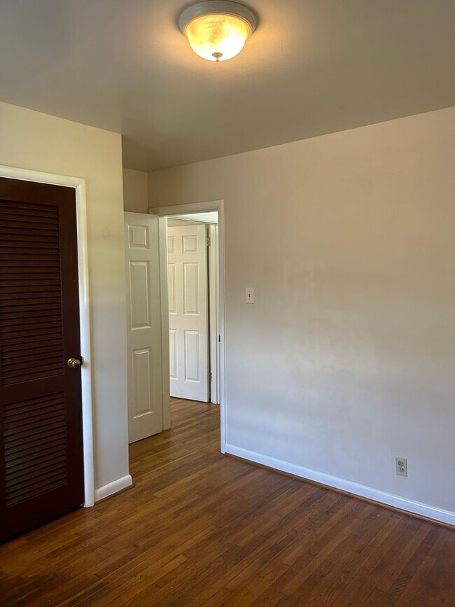 Building Photo - AVAILABLE MID-JUNE!