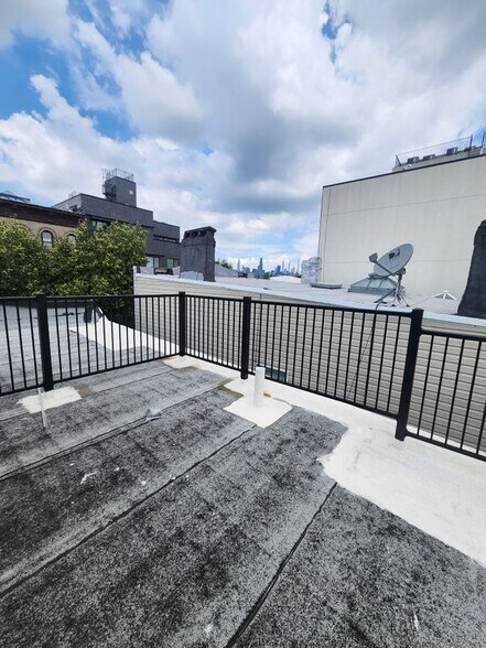 Building Photo - 14 Hausman St