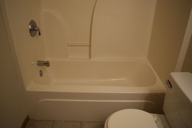 Building Photo - Nice 4 Bed 3 Bath Duplex!