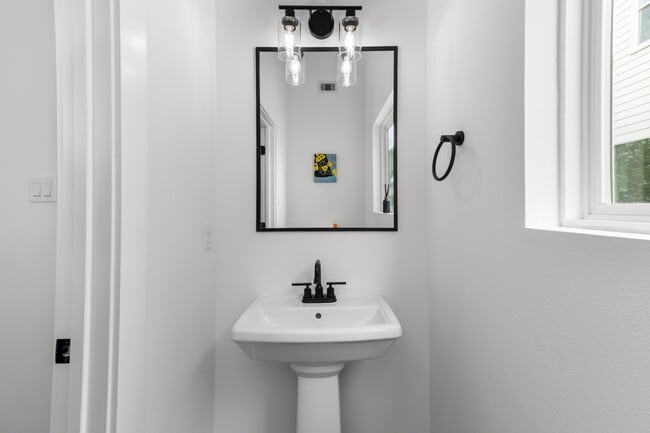 Building Photo - 3030 Live Oak St