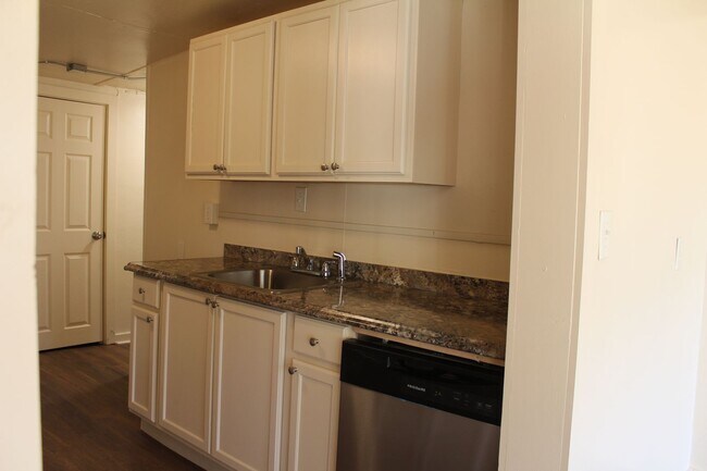 Building Photo - Recently renovated | Bay window | Walkable | Washer/Dryer combo in unit