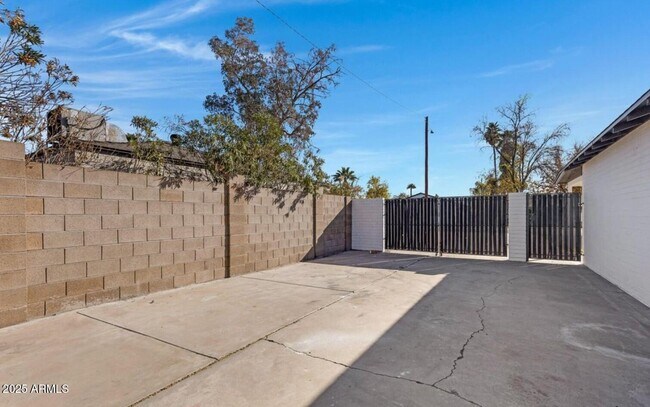Building Photo - 2320 E Whitton Ave