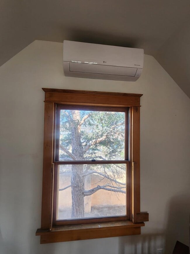 Building Photo - 820 Arno St SE