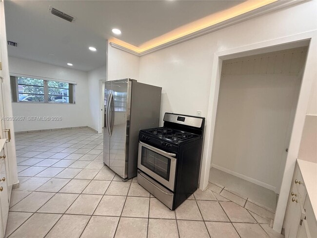 Building Photo - 561 W 39th St