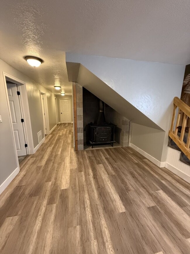 Building Photo - Gorgeous Basement Apartment in Moroni
