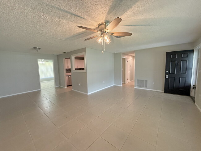 Building Photo - "Charming 3-Bed Oasis with 2 Full Baths in...