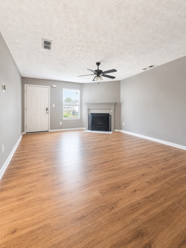 Building Photo - 314 Country Club Dr