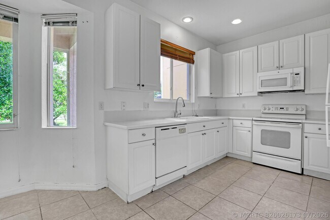 Building Photo - 176 Bellezza Terrace