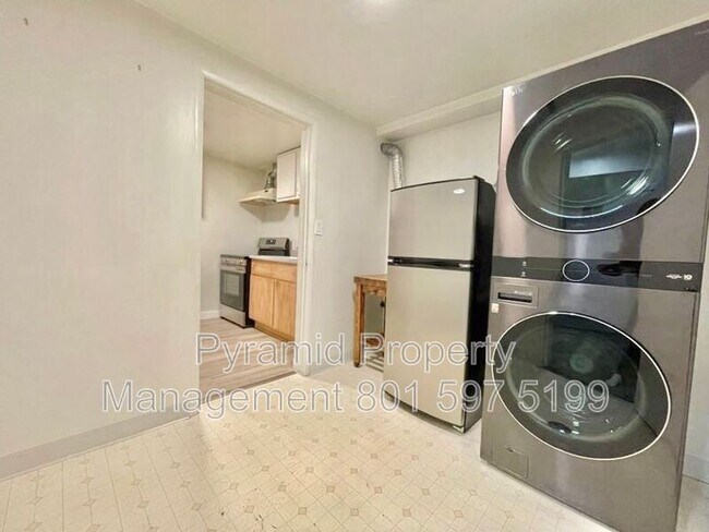 Building Photo - 874 E Angelina Ave