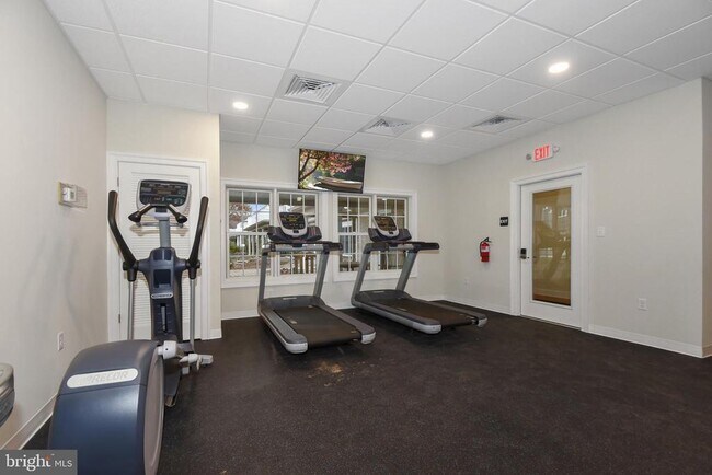 Building Photo - 121 High Pointe Dr