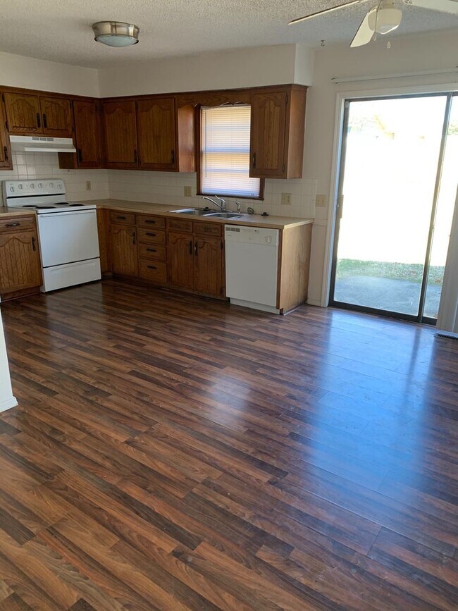 Building Photo - 3353 E Sunset St