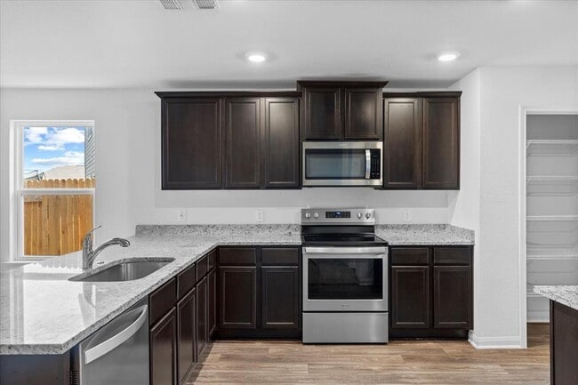 Building Photo - 625 Riverdale Dr