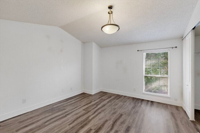 Building Photo - 46 Abbey Rd