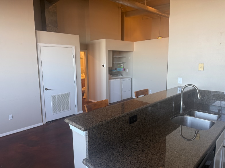 Building Photo - 200 Main St