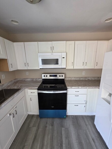 Kitchen - 6610 Vandre Ave