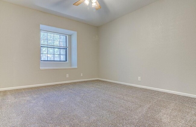 Building Photo - 804 Cielo Dr
