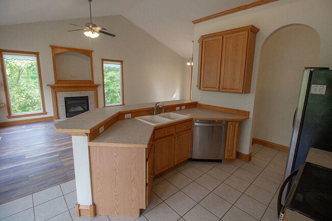 Building Photo - 1420 Bradford Dr