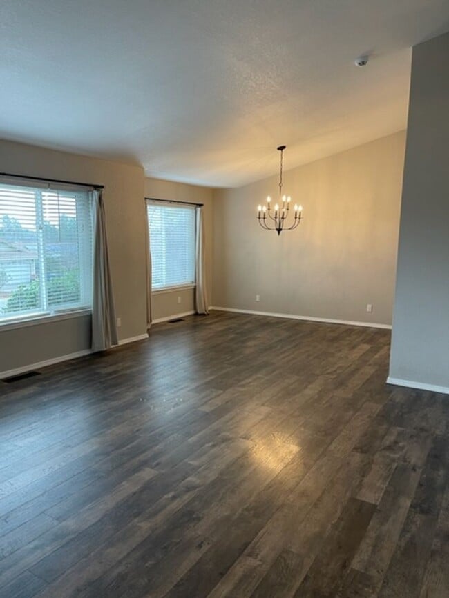 Building Photo - 3 Bedroom Located in Country Heights Subdivision!