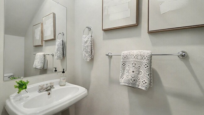 Building Photo - Updated Kirkland Townhome in Lochshire Condominiums with Premium Amenities- Available NOW