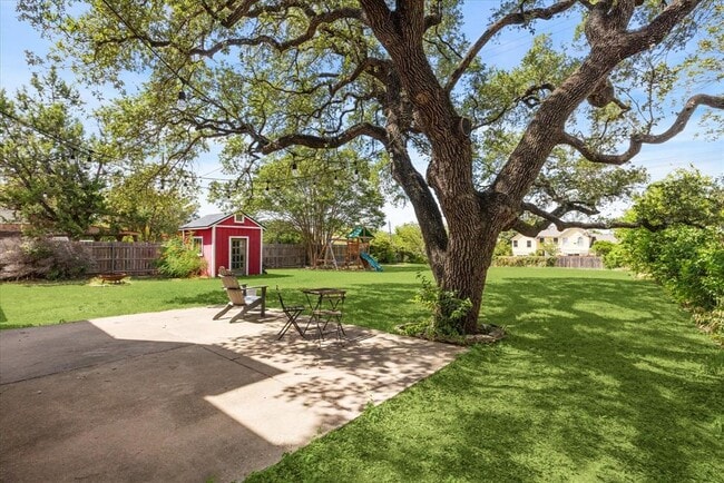 Building Photo - 1402 Doonesbury Dr