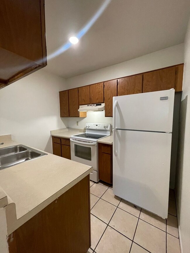 Building Photo - Large 1 Bedroom 1 Bath Condo!