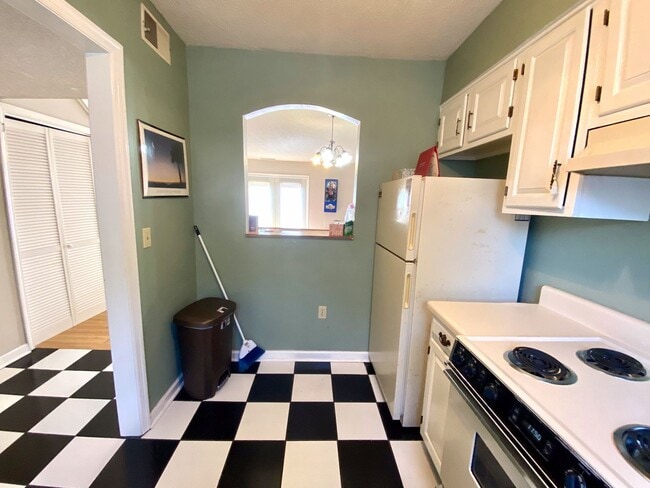 Building Photo - Short Term Lease Available for 2 Bed/1.5 B...