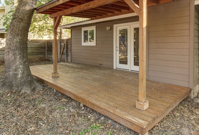 Building Photo - Recently renovated, move-in ready 3/2 home...
