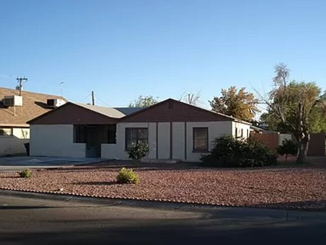 Building Photo - Spacious 4-Br Home W/Modern Upgrades – Ope...