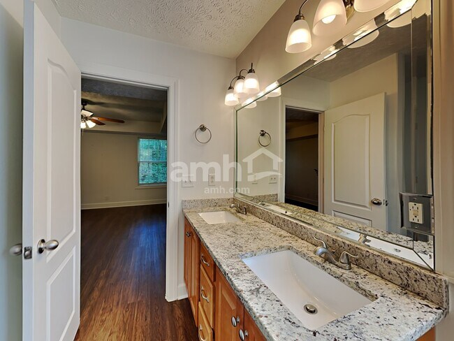 Building Photo - 2049 Aberdeen Cir