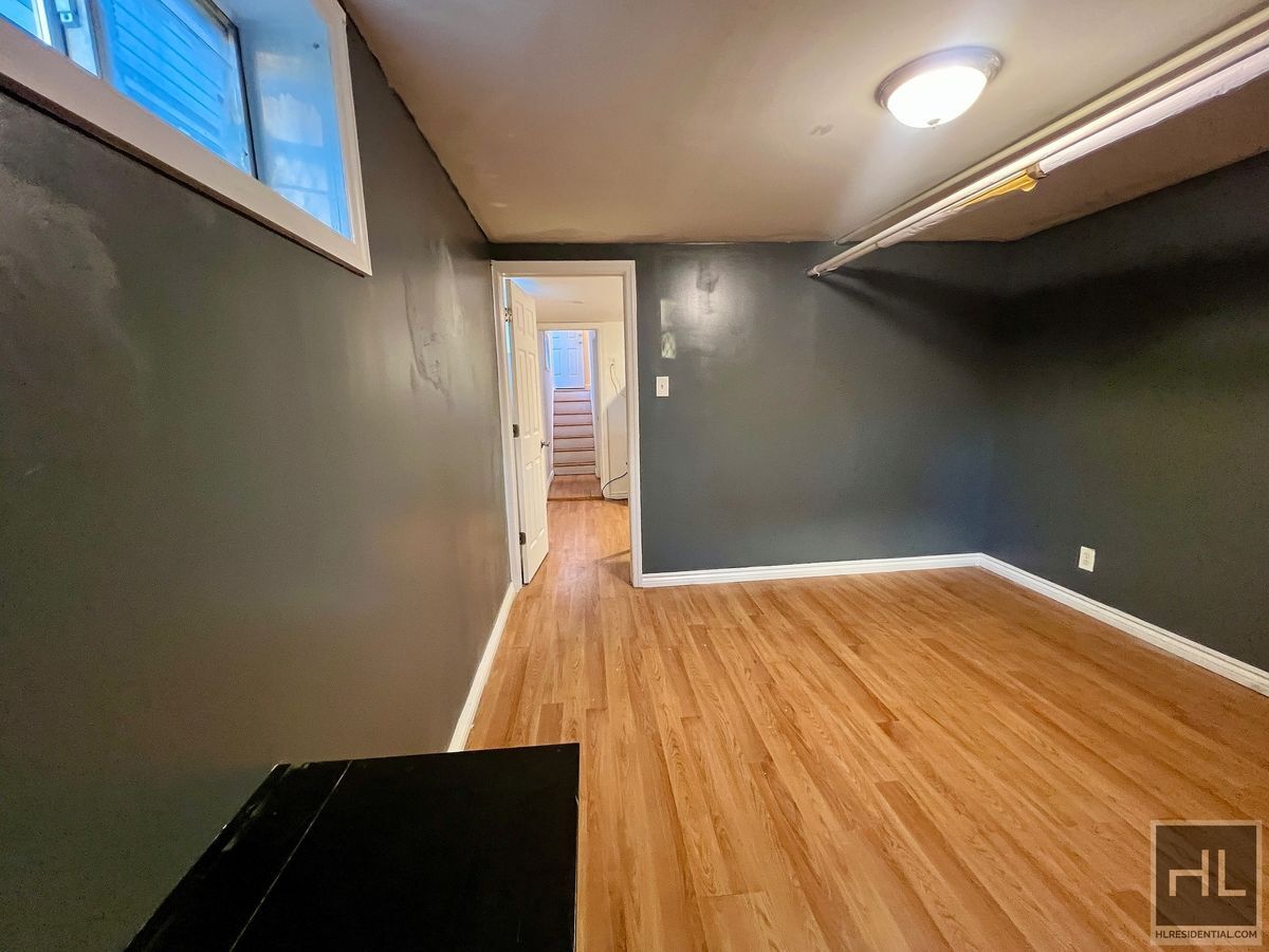 Building Photo - 3BR 1BA Sunny Corner Duplex