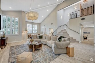 Building Photo - 4 Bedroom Contemporary Furnished-Renovated...