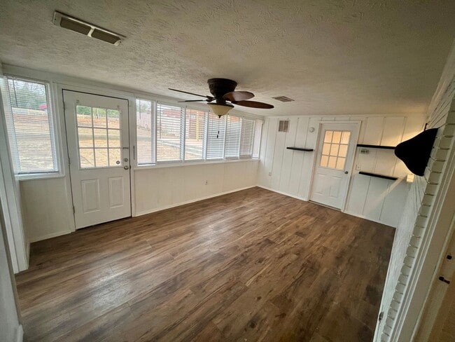 Building Photo - 3 Bed/2 Bath Home