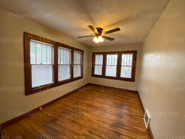 Building Photo - $925 - 2 bed 1 bath - Home with a fenced yard and garage