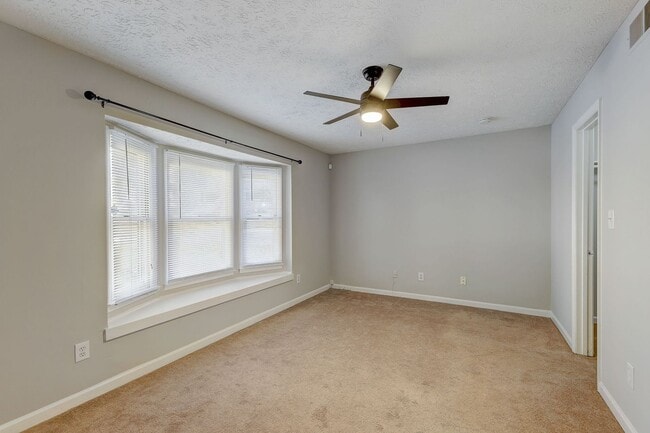 Building Photo - 3 bedroom End Unit Townhouse in Smyrna-New...