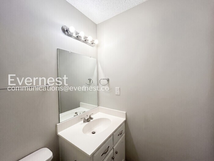 Building Photo - 10721 Ridgefield Dr