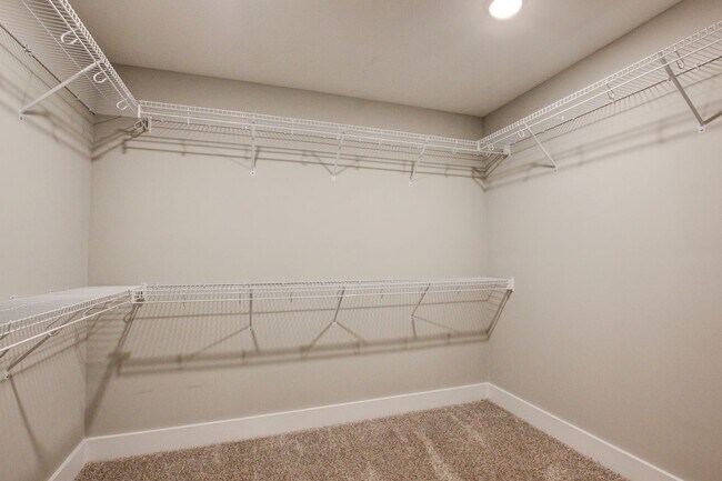 Building Photo - Fresh and Clean 3 bed/2 bath minutes from Exit 8.  Show Stopper!