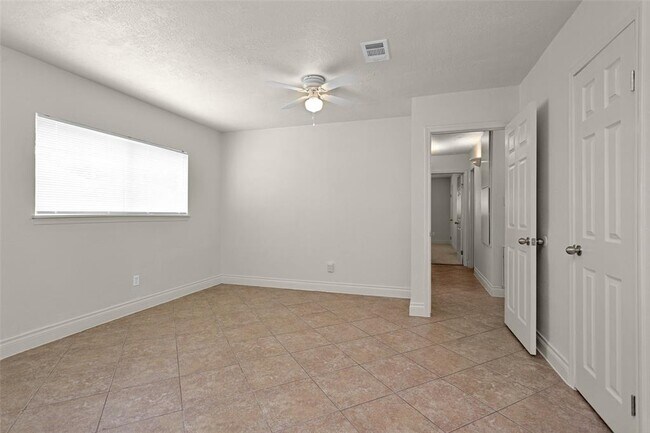 Building Photo - 9810 Kiwi Ln