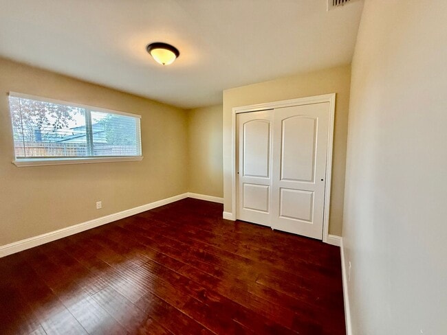 Building Photo - Great home available Now