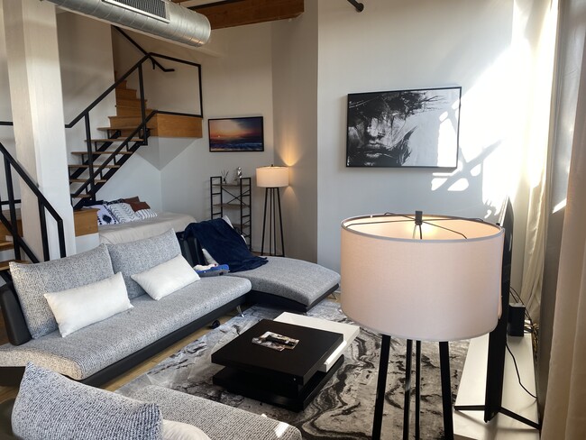 Building Photo - 215 W Maple St