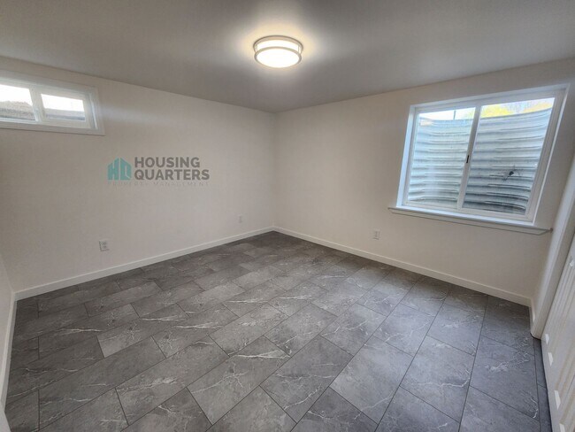 Building Photo - Beautiful single family home just minutes from Argonne and Upriver Drive!