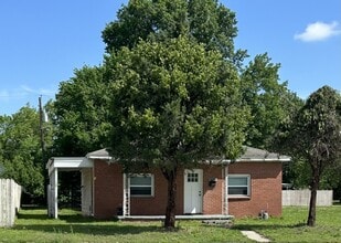 Building Photo - PRE-LEASING!! AVAILABLE JUNE 10TH Very Nice 2 Bedroom 1 Bath House - Recently Remodeled!