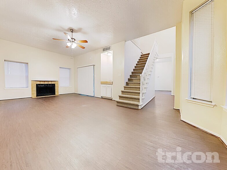 Building Photo - 1934 Creston Dr