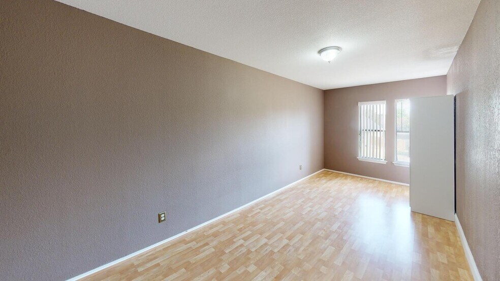 Building Photo - 904 Purple Martin Ct