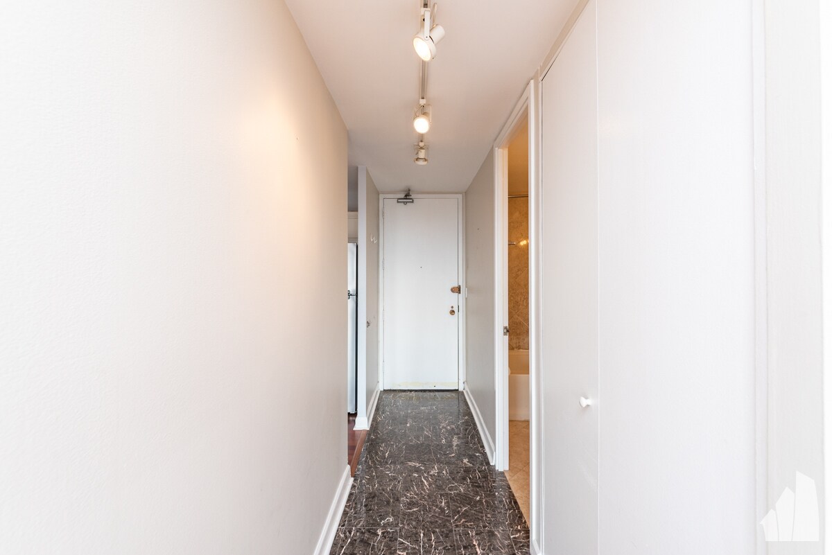 Building Photo - 444 W Fullerton Pky