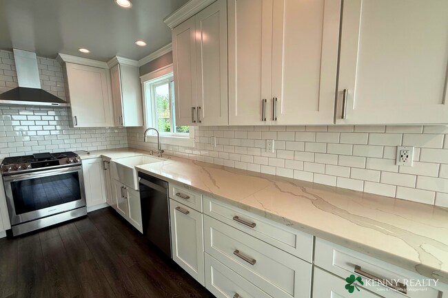 Building Photo - 424 Manor Dr