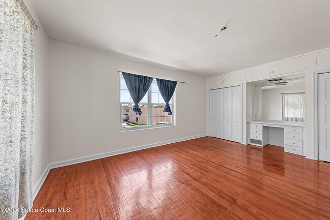 Building Photo - 1008 E Strawbridge Ave