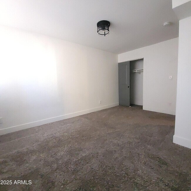 Building Photo - 1112 E Riviera Dr