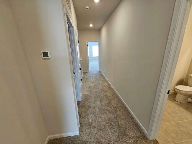 Building Photo - Like New Townhome in Mint Hill