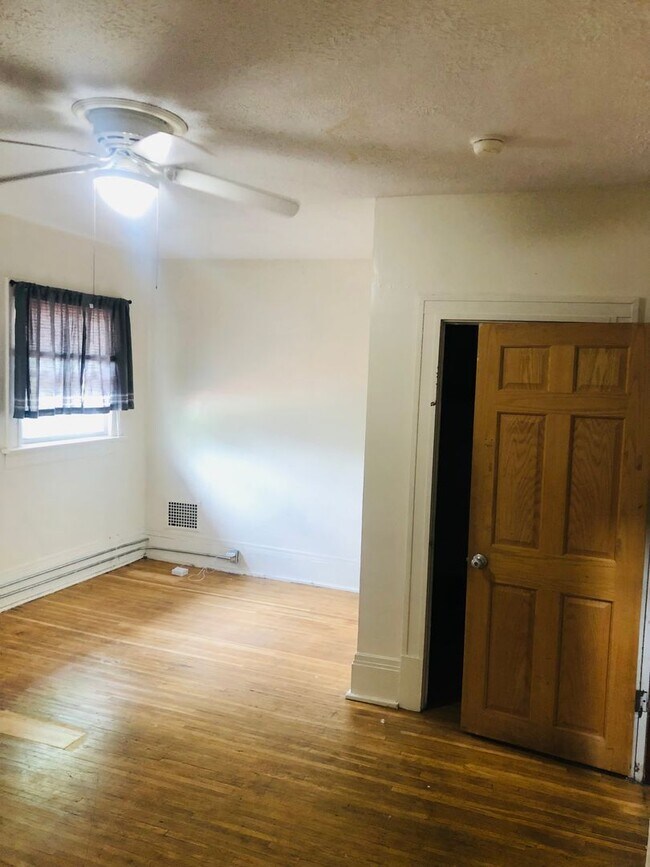 Building Photo - Large House w/ off-street parking & 3 BATHROOMS!